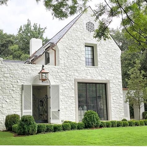 White painted stone exterior @paulbatesarchitects! Exterior Rock Siding, White Brick House, Stone Exterior Houses, Stone Landscaping, Stone Exterior, Painted Stone, House Exteriors, Exterior Stone, White Brick