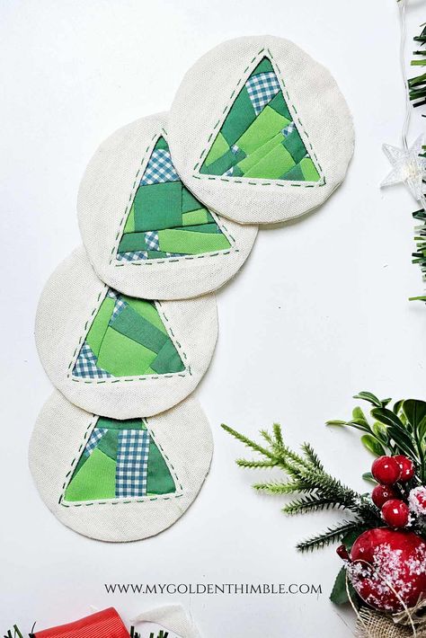 Quilted Christmas Coasters DIY - Free Sewing Pattern Christmas Coasters Diy, Sew Coasters, Diy Fabric Coasters, Crumb Quilting, Use Fabric Scraps, Homemade Coasters, Coasters Diy, Crumb Quilt, Christmas Color Palette