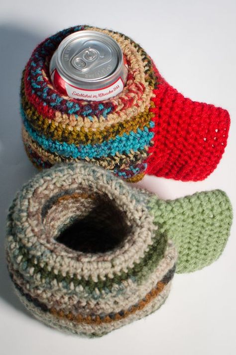 Easy Crochet For Boyfriend, Beer Mitten Crochet Pattern Free, Cool Things To Crochet For Men, Crochet Ideas For Men Gifts, Crochet Gifts For Grandpa, Crochet Gift Boyfriend, Crochet Gifts For Brother, Crochet Gift Men, Crochet Gifts For Mom Ideas