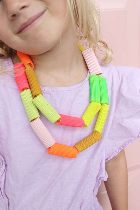 Easy Macaroni Necklace - A Painted Pasta Craft - Noodle Necklaces, Necklace Chart, Macaroni Crafts, Macaroni Necklace, Pasta Crafts, Diy Pasta, Macaroni Noodles, Kids Pasta, Easy Necklace