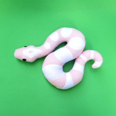 Plushie Design, Snake Plushie, Diy Snake, Snake Plush, Softie Pattern, Corn Snake, Handmade Plushies, Cute Sewing Projects, Pink Snow