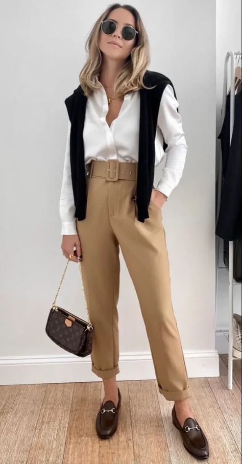 What Are Business Casual Outfits for Women? Best Smart Casual Outfits in Summer 2024 33 Effortless Office Outfits, Miami Business Casual, Interior Designer Outfits Woman, Beige Slacks Outfit, Look Casual Chique, Khaki Pants Outfit Women Work, Stylish Business Outfits, Business Professional Outfits, Look Office