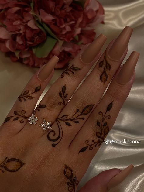 Aesthetic Henna Designs, Khaleeji Henna, Body Henna, Cute Henna Designs, Cute Henna Tattoos, Henna Style Tattoos, Henna Inspo, Henna Designs Wrist, Henna Nails