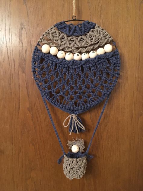 Macrame Balloon, Macrame Wall Hanging Ideas, Pola Macrame, Macrame Feathers, Macrame Plant Hanger Patterns, Crochet Dreamcatcher, Macrame Patterns Tutorials, Macrame Wall Art, Macrame Ideas