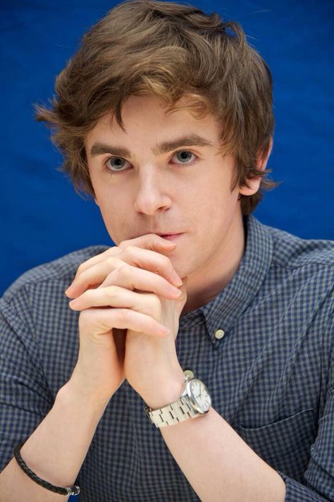 Freddie Highmore is brilliant (and creepy) as Norman Bates in Bates Motel. Freddie Highmore Girlfriend, Actor Inspiration, Freddie Highmore Bates Motel, Freddy Highmore, August Rush, Shaun Murphy, Norman Bates, Freddie Highmore, Bates Motel