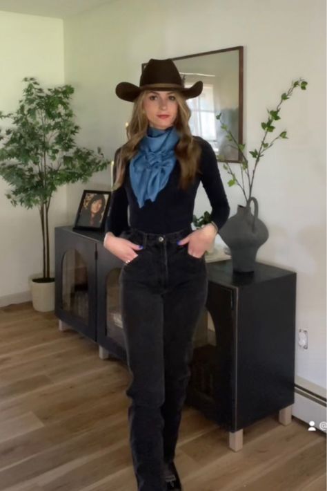 Women Cowboy Outfits, Womens Western Fashion Country, Cool Western Outfits, Cowgirl Inspo Outfits, Texan Outfit Women, Cowgirl Work Outfit, Cowboys Outfits For Women, Cowboy Women Outfits, Cute Cowboy Outfits For Women