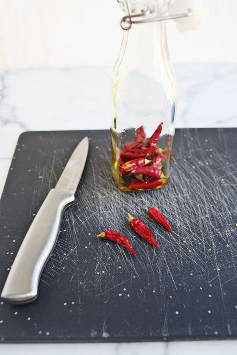 Hot Pepper Oil Recipe, Van Van Oil, Homemade Chilli, Produce Recipes, Olive Oil Recipes, Infused Oil, A Beautiful Mess, Hot Pepper, Diy Christmas Decorations Easy