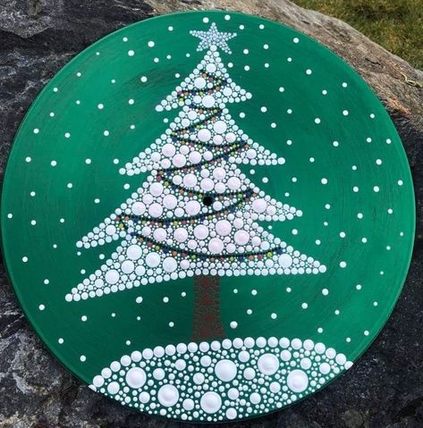 Mandala Christmas Tree, Christmas Dot Painting, Christmas Dotting, Christmas Dot Art, Mandela Rock Painting, Snowflake Mandala, Paw Painting, Christmas Pebble Art, Christmas Tree Silhouette