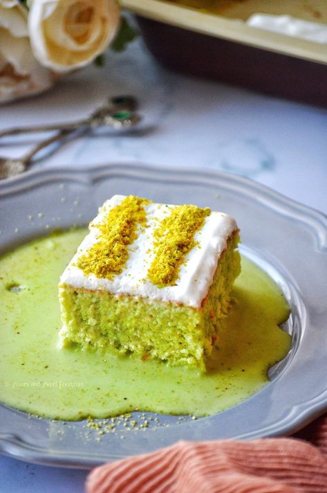 Pistachio Milk Cake Recipe, Pistachio Tres Leches Cake Recipe, Pistachio Baked Goods, Pistachio Milk Cake, Milk Cakes, Cake Pistachio, Milk Cake Recipe, Fruit Dips, Pistachio Milk