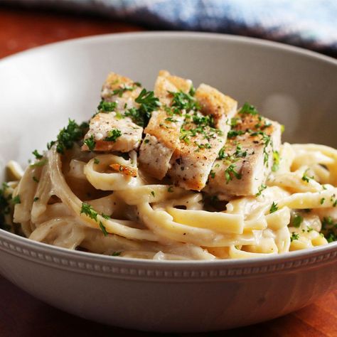 Dairy-Free Chicken Fettuccine Alfredo Recipe by Tasty Chicken Fettuccine Alfredo Recipe, Chicken Alfredo Fettuccine Recipe, Fettuccine Alfredo Recipe, Chicken Fettuccine Alfredo, Pasta With Chicken, Resep Pasta, Chicken Fettuccine, Fettuccine Alfredo Recipes, Chicken Alfredo Recipes