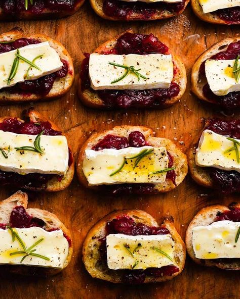 Cranberry Brie Bites Cranberry Brie Crostini, Holiday Brie, Recipes For Dinner Party, Brie Crostini, Cranberry Brie Bites, Warm Appetizers, Brie Cranberry, Toasted Crostini, Brie Appetizer