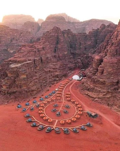 وادي رم, Desert Resort, Glamping Resorts, Petra Jordan, Desert Design, Wadi Rum, Desert Oasis, Desert Homes, Luxury Camping