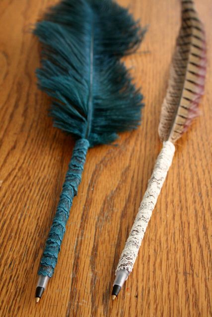 These feather pens are so cute, and so easy to make!  Witch witchy craft inspiration pagan wiccan Feather Pens Diy, How To Make Smudging Feathers, Diy Feathers, Feather Pens, Mops Crafts, Wiccan Crafts, Feather Wreath, Pagan Crafts, Diy Back To School