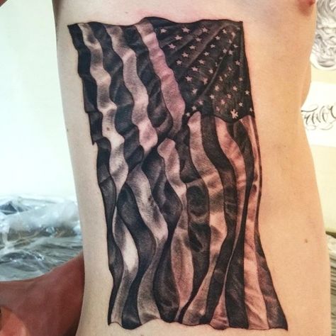 Waving Flag Tattoo, American Flag Tattoos For Guys, Usa Flag Tattoo, Black Flag Tattoo, American Flag Tattoos, Tattoo Journal, Flag Tattoos, Tattoo Black And White, Cool Back Tattoos