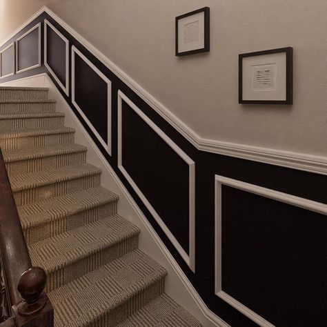 Black And White Panelling, Panelled Staircase, Mdf Wall Panel Ideas, Stair Panelling, Panelling Diy, Stairs Upgrade, Staircase Paneling, Stairs And Hallway Ideas, Internal Door Frames