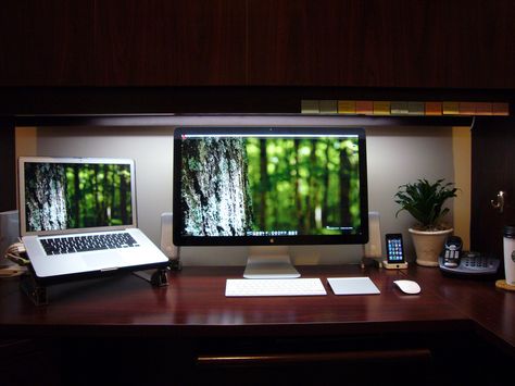 Office Work Area June 2011 - Trees Developer Desk Setup, Imac Desk Setup, Thunderbolt Display, Mac Setup, Office Design Inspiration, Desktop Setup, Apple Home, Workspace Inspiration, Workspace Design