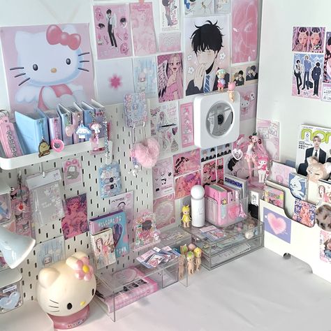 Kpop Table Ideas, Pink Desk Aesthetic, Kpop Desk, Kpop Room, Dream Desk, Study Desk Decor, Hello Kitty Rooms, Pink Desk, Pink Room Decor