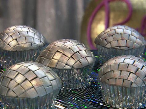 DIY Discoball Cupcakes - Use white ready to use fondant cut into 1/2" squares. Spray with Wilton silver color mist. Frost cupcakes one at a time with chocolate buttercream and make into disco balls! Ball Cupcakes, Silver Cupcakes, 70s Party, Creative Cupcakes, Love Cupcakes, Edible Glitter, Party Diy, Cupcake Party, Disco Party