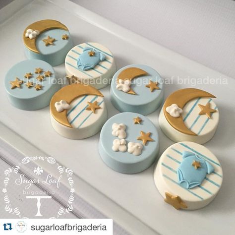 293 Likes, 12 Comments - Sugar Loaf Brigaderia (@sugarloafbrigaderia) on Instagram: “TBT: Twinkle Twinkle Little Star baby shower Oreos! #miamisweets #miamicustomsweets…” Baby Shower Cupcakes For Girls, Chocolate Covered Cookies, Star Child, Baby Shower Treats, Dipped Oreos, Twinkle Twinkle Baby Shower, Moon Baby Shower, Girl Cupcakes, Chocolate Covered Treats