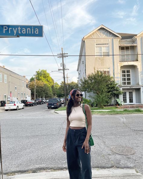 New Orleans outfit inspo. Neutral tones with a scarf and green purse for pops of color. This corner of Prytania street was also perfect for an outfit picture. Nola Day Outfits, Green Purse Outfit, New Orleans Outfit, New Orleans Fashion, New Orleans Travel, Green Purse, Sims 4 Clothing, Spring Day, Daily Workout