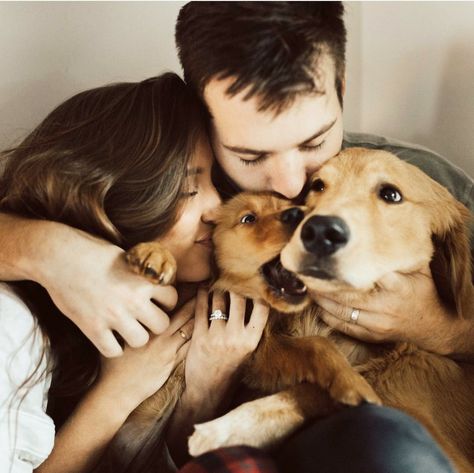 Tengo una pequeña familia, mi esposo y mis dos perros. Espero tener hijos muy pronto. Es importante que esté orientado a la familia. Couple Photoshoot With Dog, Photoshoot With Dog, Dog Family Pictures, Family Dog Photos, Country Fall Outfits, Photos With Dog, Dog Photoshoot, Engagement Photo Poses, Best Pics