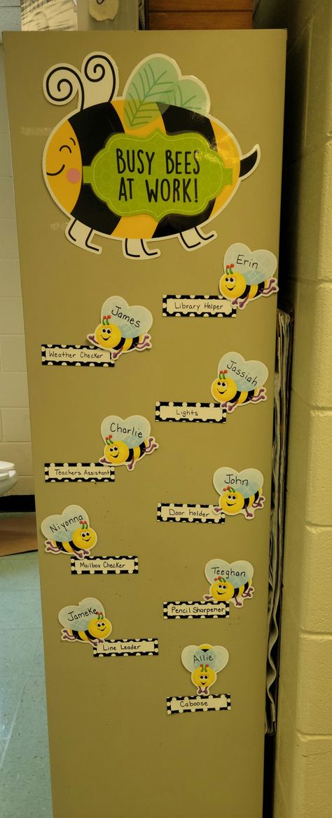 Bee Theme Classroom Decor, Busy Bees Bulletin Board, Insects Classroom Decorations, Bee Themed Classroom Preschool, Honeybee Classroom Theme, Bumble Bee Classroom Theme Preschool, Bee Classroom Theme Ideas, Beehive Classroom Theme, Busy Bee Classroom Theme