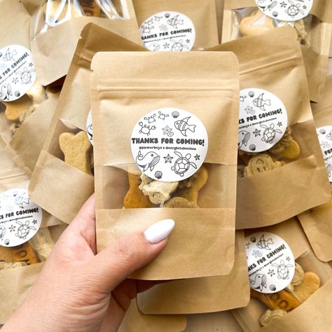 Dog Cookies Packaging, Pet Treats Packaging, Dog Treat Packaging Ideas, Dog Sitting Business, Dog Treat Packaging, Hotel Pet, Pet Store Ideas, Pet Cafe, Dog Gift Box