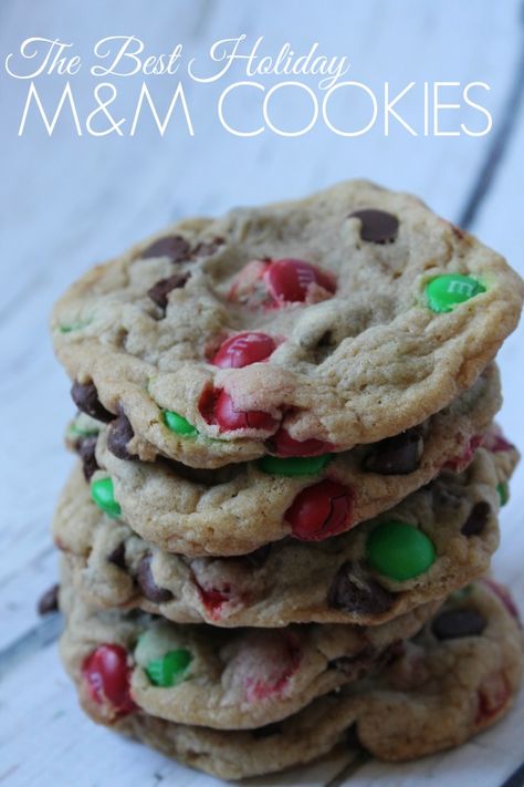 This is our Families FAVORITE M&M Cookie Recipe! Holiday M&M Cookies, I even had a friend serve these at her Wedding because they are That Good! #christmascookies Christmas Cookie Recipes Best M&m Cookie Recipe, Xmas Cookies, Cookies Decorated, Christmas Cooking, Chewy Cookie, Yummy Sweets, Holiday Cooking, Cookies Recipes Christmas, Easy Cookies