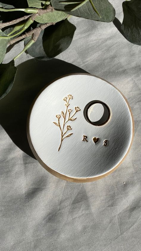 Floral ring dish couple ring dish Anniversary Clay Ideas, Couples Pottery Ideas, Minimalist Clay Decor, Ring Dish Pottery Painting, Ceramic Ring Dish Handmade, Couples Ceramics, Wedding Pottery Ideas, Wedding Ceramics Gift Ideas, Ring Dish Pottery