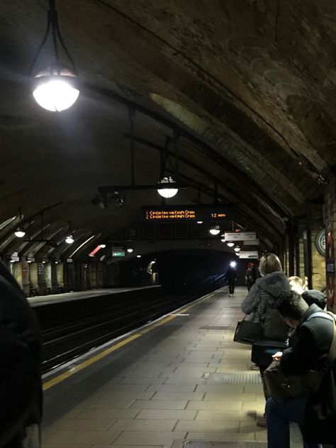 Jubilee Line Aesthetic, Uk Culture, Jubilee Line, London Girl, London Police, One Point Perspective, Trip To London, Point Perspective, London Underground