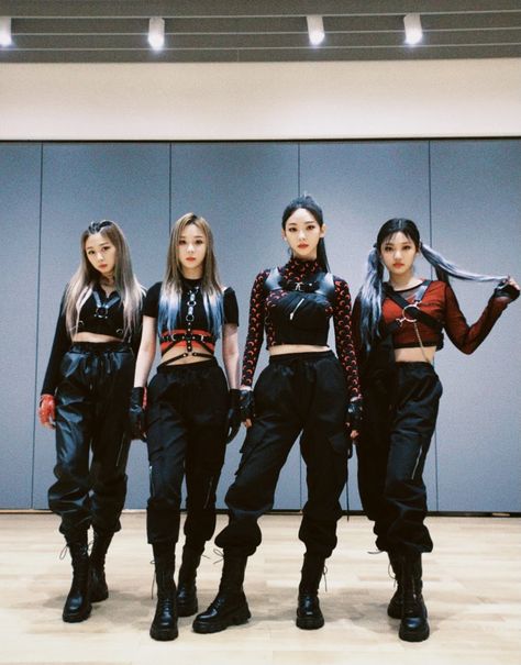 Street Dance Outfit, Practice Outfits, Street Dance, Dance Practice, Black Mamba, The Villain, Kpop Outfits, Stage Outfits, Dance Outfits