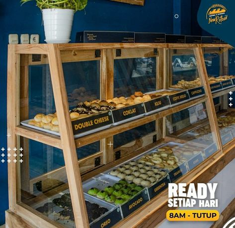 Wooden Pastry Display Case, Food Displays Cafe, Diy Bakery Display Case, Diy Bakery Display, Bakery Display Counter, Bakery Display Ideas, Bakery Furniture, Bakery Stand, Food Stall Design