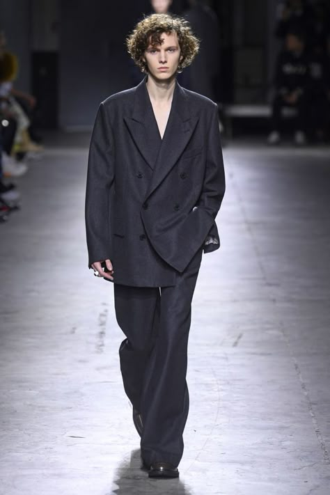 Mode Outfits Men, Black Tuxedos, Dries Van Noten Menswear, Men's Tuxedo, Black Suit Men, Menswear Runway, Suits Men, Fashion Media, Best Mens Fashion