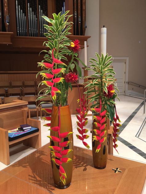 Heliconia Arrangement, Hotel Flower Arrangements, Tropical Flowers Bouquet, Heliconia Flower, Fresh Flower Arrangement, Contemporary Flower Arrangements, Tropical Wedding Theme, Summer Flower Arrangements, Modern Floral Arrangements