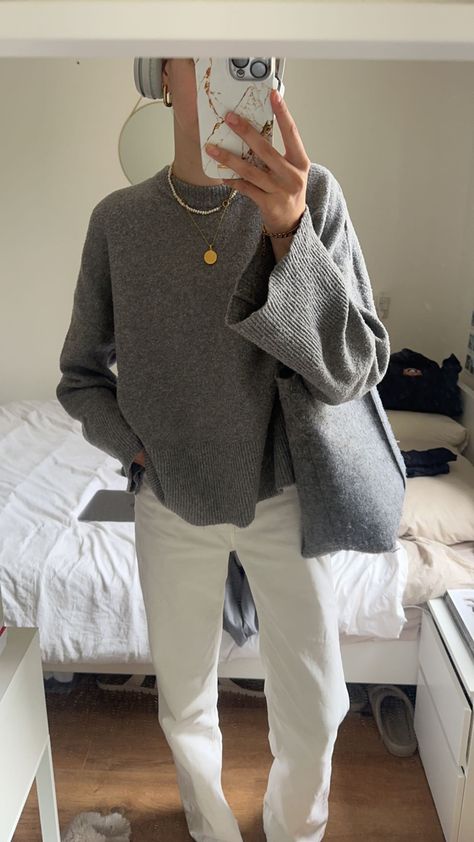 White Jeans Grey Sweater, Corporate Sweater Outfit, Grey Long Sweater Outfit, Gray Sweater White Jeans Outfit, Outfit With Grey Sweater, Grey Cropped Sweater Outfit, Gray Knit Sweater Outfit, Outfit Pull Gris, Light Gray Sweater Outfit