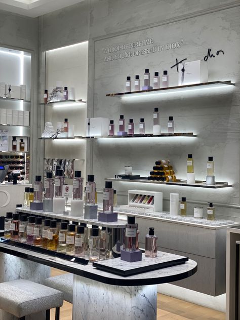 Store Counter Design, Fragrance Display, Perfume Stand, Store Shelves Design, Fragrance Store, Retail Store Interior Design, Retail Space Design, Warehouse Design, Perfume Shop