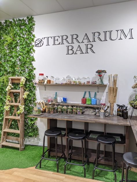 Terrarium Bar Ideas, Cafe Nursery, Plant Shop Ideas, Terrarium Bar, Succulent Bar, Plant Boutique, Plant Bar, Terraria Party, Terrarium Shop