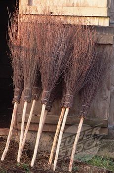 Dekorasi Halloween, Boho Halloween, Festa Harry Potter, Diy Halloween Decor, Adornos Halloween, Halloween Prop, Witchy Crafts, Witch Broom, Gothic Steampunk