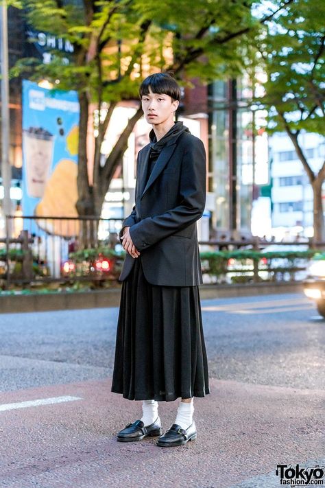 Male Skirt Fashion, Men In Skirts Street Style, Guys In Long Skirts, Male Skirt Outfit, Genderless Fashion Japan, Black Minimalist Outfit, Male Skirt, Balenciaga Blazer, Ralph Lauren Loafers