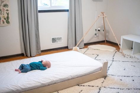 Transitioning to a Montessori Floor Bed - Montessori Baby Week 7 Baby Floor Bed, Floor Bed Montessori, Montessori Toddler Rooms, Baby Room Design Boy, Kids Floor Bed, Montessori Infant Room, Montessori Nursery, Baby Weeks, Montessori Floor Bed