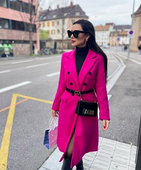 Hot Pink Trench Coat Outfit, Outfits Fucsia, Pink Coat Outfit, Spring Coat Outfit, Rock And Roll Fashion, Pink Trench Coat, Beige Outfit, Paris Outfits, Pink Coat