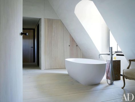 Discover the miminalist cool of Belgian interior designer Axel Vervoordt Axel Vervoordt, Minimalist Bathroom Design, Bathroom Inspiration Modern, Modern Masters, Minimalist Bathroom, Elegant Interiors, Free Standing Bath, Bath Tub, White Bathroom