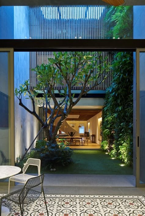 Renovated shophouse into modern family home in Singapore Indoor Courtyard, Kolam Koi, Patio Layout, Courtyard Gardens Design, Courtyard Design, Internal Courtyard, This Old House, Have Inspiration, Tropical House