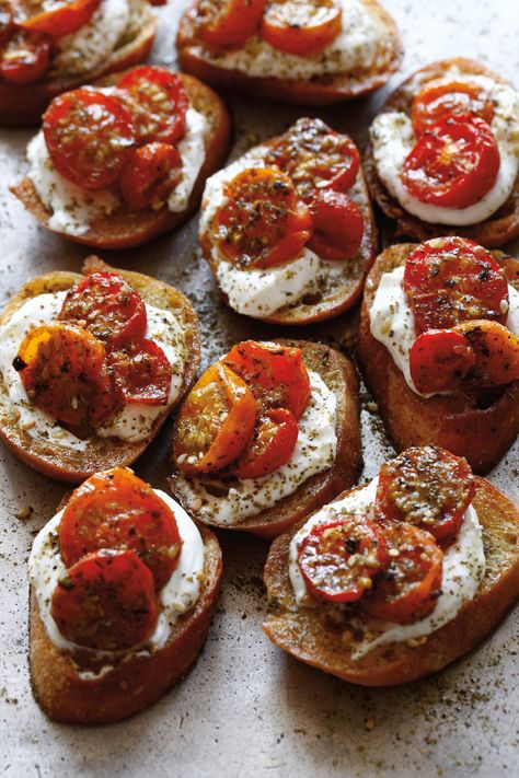 Tomato Crostini, Labneh Recipe, Za Atar, Toasted Bread, Roasted Tomato, Middle Eastern Food, Middle Eastern Recipes, Arabic Food, Small Bites