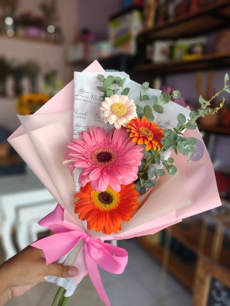 Las distintas variedades de gerberas... Sus colores hermosos 🌿💐🌿💐🌿💐 Bouquet Bar, Bucket Ideas, Gerbera Flower, Luxury Flower Bouquets, Flower Business, Flowers Bouquet Gift, Flower Therapy, Art Journal Pages, Small Flowers