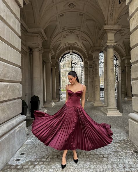 brunettes in burgundy >>> High Waist Maxi Dress, Strapless Party Dress, Formal Outfits, Pleated Maxi Dress, Dresses 2024, Elegant Party, Streetwear Women, Long Dresses, Hem Dress