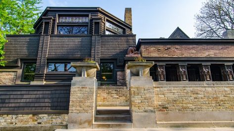 In a leafy neighborhood with nearly 30 Frank Lloyd Wright-designed structures, the house at the corner… Oak Park Chicago, Falling Water Frank Lloyd Wright, Robie House, Chicago Buildings, Frank Lloyd Wright Homes, Vacation Locations, Residential Architect, Famous Buildings, Chicago Architecture