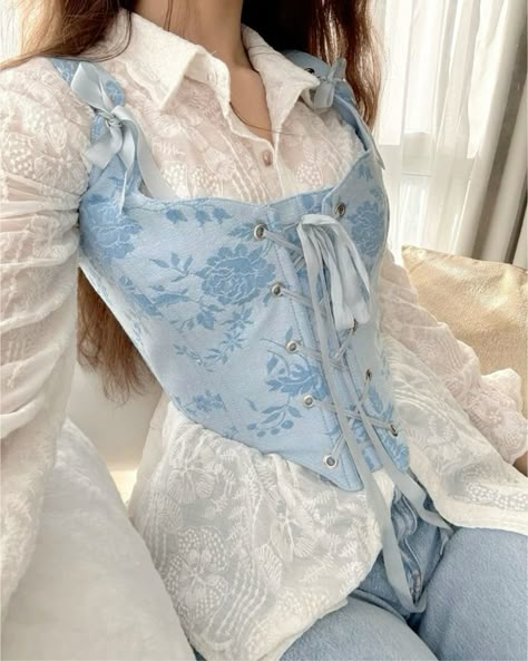 White And Blue Outfit Aesthetic, Shirt Under Corset, Jeans Corset Outfits, Vintage Corset Aesthetic, Corset Outfit Elegant, Vintage Corset Outfit, Outfits With Corsets, Outfit With Corset, Corset Fits