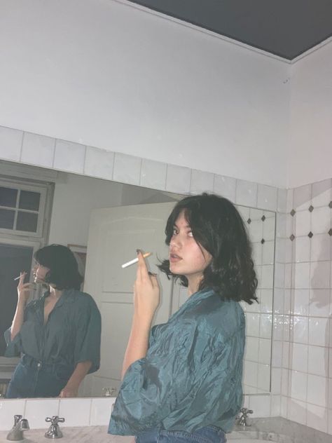 Bathroom Photoshoot Aesthetic, Vintage Photo Ideas Instagram, Bathroom Reference Photo, Vintage Bathroom Photoshoot, Bathroom Photoshoot Ideas Aesthetic, Bathroom Poses Photo Ideas, Bathroom Pics Aesthetic, Bathroom Poses, Bathroom Portrait