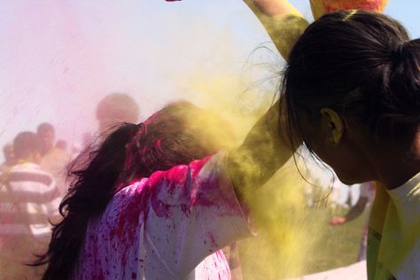 Holi Festival 2012 Holi Selfie Ideas, Holi Pictures With Friends, Hidden Face Holi Pic, Holi Girl Aesthetic, Holi Candid Pictures, Angel Wings Background, Holi Girls, Holi Dp Girl Hidden Face, Holi Pictures